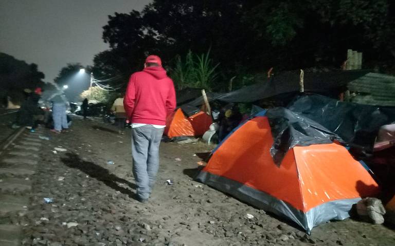 Caravana migrante espera el tren a orilla de la v a en C rdoba